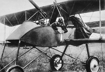 Eine Bombe befestigen vor dem Start, die Flieger unseres Verbündeten an der Ostfront, aus The Illustrated War News, 1916